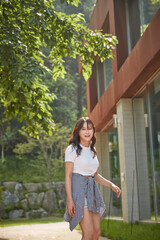 스케이트보드타는 소녀 
