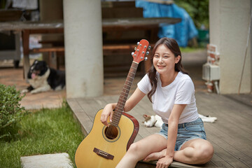 마당에서 음악 휴식 