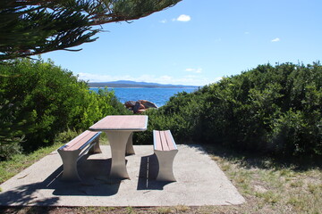 Fototapeta premium Picnic setting near the Bay of Fires on the east coast of Tasmania, Australia.