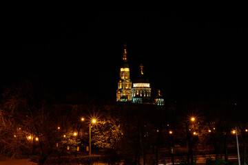 Obraz premium View of illuminated Annunciation cathedral at night in Kharkov, Ukraine