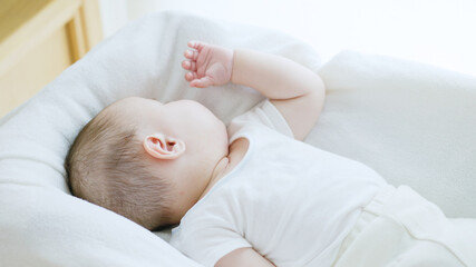 ベビーベッドで眠る赤ちゃん - obrazy, fototapety, plakaty