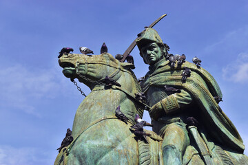 Estatua de bronce General mexicano Ignacio Allende, con palomas encima de día