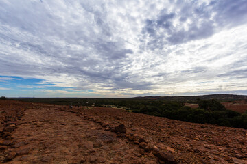 オーストラリア　ウルル・カタジュタ国立公園　カタ・ジュタのウォルパ渓谷からの風景