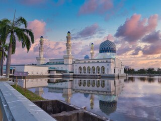 Fototapeta premium Blue mosque and lake landscape view with a pine tree at sunset time in Sabah, Malaysia