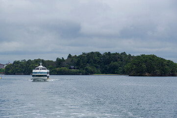 Fototapeta na wymiar 松島湾を巡る観光船