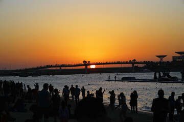 Obraz premium Many tourists admire the sunset on the shores of the Red Sea