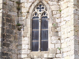 Fototapeta na wymiar ventana de arco ojival con decoración vegetal en la iglesia de sant marçal de la villa medieval de montblanch, tarragona, españa, europa