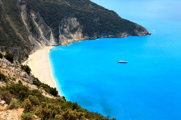 Obraz premium Griechenland, Ioniosche Inseln, Kefalonia: Segelyacht am Strand Myrtos am Abend