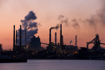 夕暮れ時の工場の煙