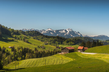 Bauernhöfe und Wiesen im Appenzellerland mit Blick auf den schneebedeckten Säntis, Kanton Appenzell Außerrhoden, Schweiz