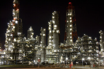 白色にライトアップされた美しい夜の工場