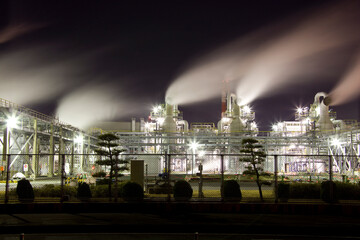 風にたなびく夜の工場の煙