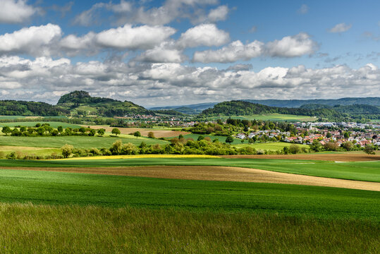Hegaulandschaft mit dem Berg Hohentwiel und dem Ort Hilzingen, Landkreis Konstanz, Baden-W&uuml;rttemberg, Deutschland 