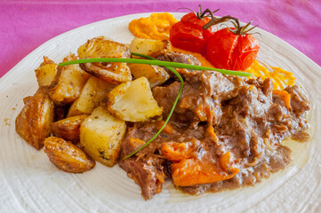 Boeuf carottes, purée de butternut et pommes au four