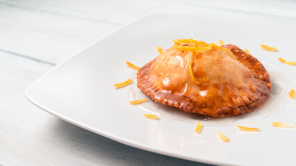 Seada, dolce tipico della cucina Sarda, fritto, ripieno di pecorino e insaporito con miele e scorza d'arancia, Cibo Italiano 