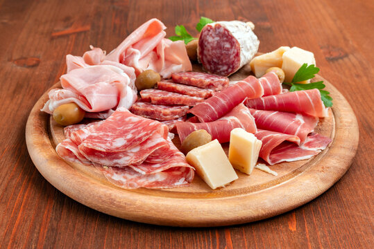 Tagliere con saporiti salumi e formaggio tipici della Cucina Italiana 