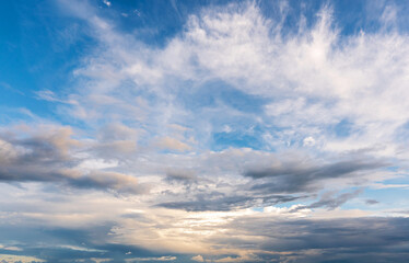 Fototapeta premium sky background with many varied stratus clouds before sunset