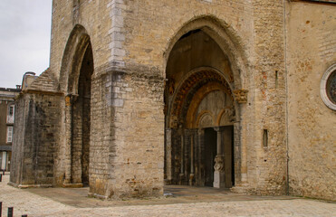 Fototapeta na wymiar Puerta de la Catedral de Santa María de Oloron-Sainte-Marie, Francia. Edificio cuya construcción fue entre los siglos XII y XIV en los estilos románico y gótico.