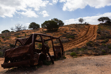Fototapeta na wymiar オーストラリア　南オーストラリア州のハート湖近くにある朽ち果てた車