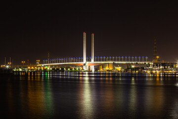 オーストラリア　夜になってライトアップされたメルボルンのボルト・ブリッジ