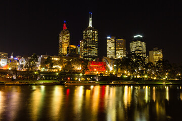 オーストラリア　メルボルンのフリンダースストリート駅とヤラ川沿いの夜景
