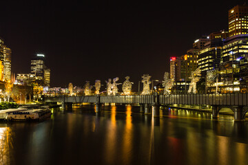 オーストラリア　メルボルンのサンドリッジ橋とヤラ川沿いの夜景