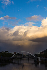 Fototapeta na wymiar オーストラリア　メルボルンのエヴァン・ウォーカー橋とヤラ川