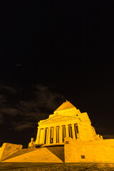 オーストラリア　夜になってライトアップされたメルボルンの戦争慰霊館