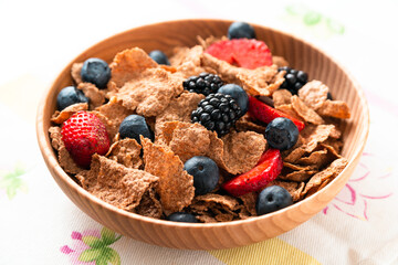 Ciotola con fiocchi di cereali integrali e frutti di bosco, colazione sana