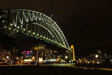 Fototapeta na wymiar オーストラリア　夜になってライトアップされたシドニーのハーバーブリッジ