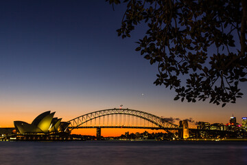 オーストラリア　夕暮れ時のシドニーのオペラハウスとハーバーブリッジ