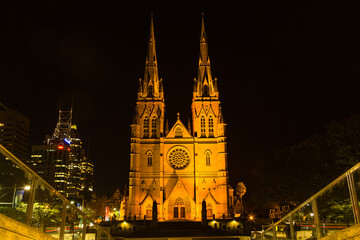 Fototapeta na wymiar オーストラリア　夜になってライトアップされたシドニーのセント・メアリー大聖堂