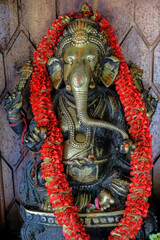 Obraz premium Manali, India - June 2021: Statue of the goddess Ganesha in the Manu Temple in the Old Manali neighborhood on June 25, 2021 in Manali, Himachal Pradesh, India.