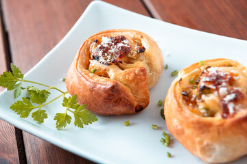 Deliziosi rotoli di pasta frolla al forno e farciti con zucchine, pancetta e formaggio, antipasto italiano 