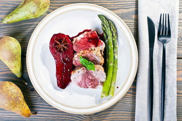 sirloin with asparagus and pear in wine