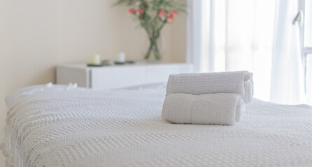 towells on the massage table toallas blancas sober camilla de masajes
