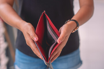 wallet with no money inside