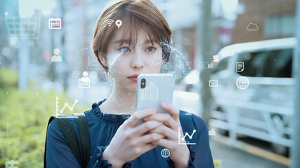 モバイル通信　アプリ　スマホを使う女性