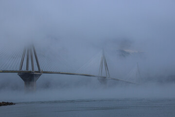 Obraz premium One mornign in Greece! Bridge with fog!