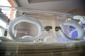 Inkubator na oddziale neonatologicznym w szpitalu.  Sprzęt medyczny.  - obrazy, fototapety, plakaty