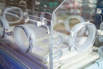 Inkubator na oddziale neonatologicznym w szpitalu.  Sprzęt medyczny. 
