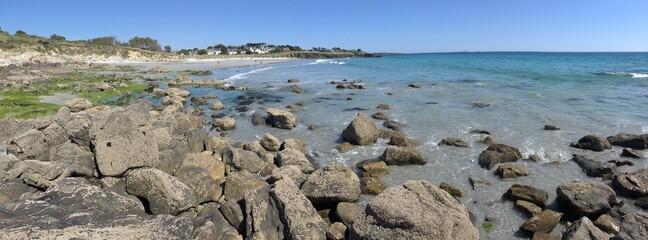 le long de la plage tahiti de raguenez en Finistère Bretagne France	