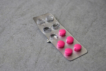 halb leerer blister mit pinken tabletten