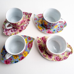 quatre tasses à café et soucoupes en porcelaine