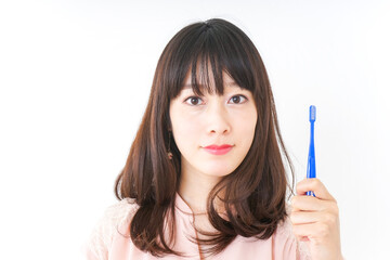 ハミガキをする若い女性