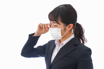 朝食をつくる若い女性