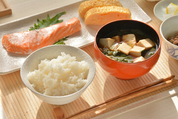 和朝食　鮭の塩焼き　豆腐の味噌汁