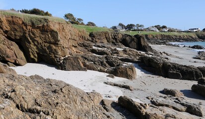 le long de la plage tahiti de raguenez en Finistère Bretagne France	