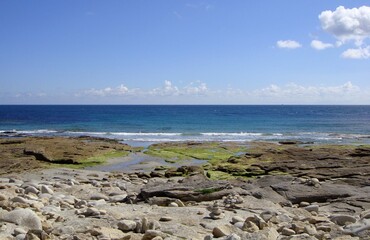 les algues vertes et l'empilement des galets sur les rochers à Lesconil en Finistère Bretagne France	