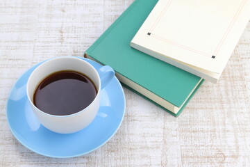 コーヒーカップと本